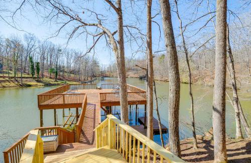 Fish, Boat and Hike Lakefront Home with Game Room! - Foto 1