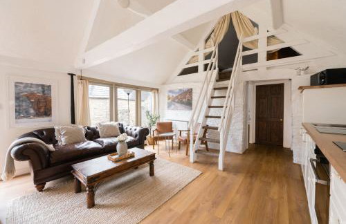 Charming Stone Cottage - Cotswolds Farm Stay - The Bullpen - Photo 8