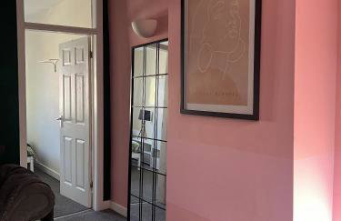 The Hive 2-Bed Apartment with Kitchen and Private Bathroom in Lively Monton Village - Sleeps 4 - Free WiFi - Parking Nearby - Foto 9