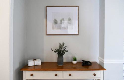 Large 4 Bedroom Home Close to Airport and IX Center - Foto 15