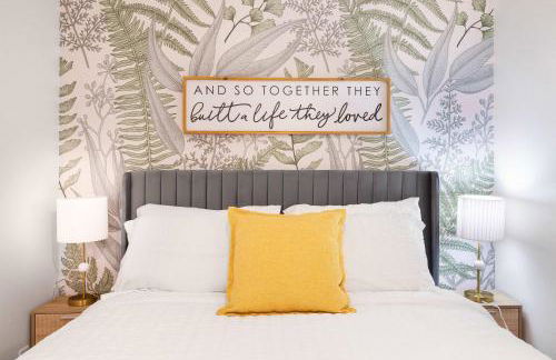 Rare 3BR Modern Urban Escape Private Garage - Foto 4