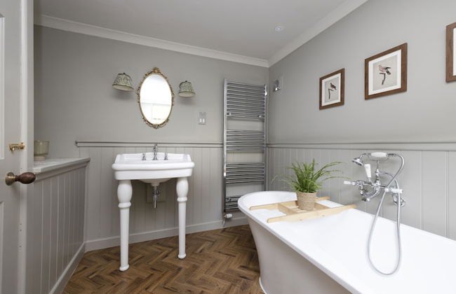 JOIVY Exceptional Cottage W/ Stunning Country Views - Photo 43