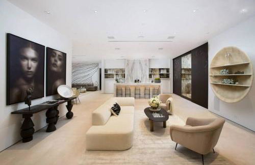 Ultra-Luxurious BH Estate with Pool, Theatre, Views - Foto 29