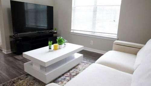 Spacious 1BR in Magnolia Perfect for Long Stays - Photo 3