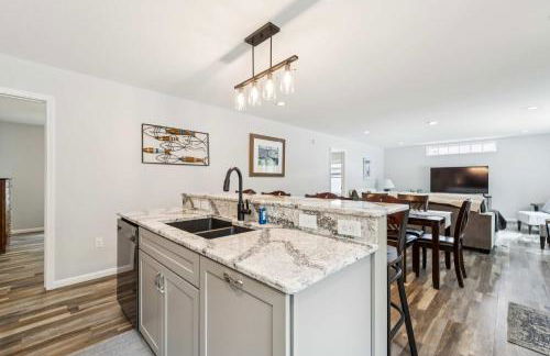 Spacious 3BR Lakefront Cottage with Stunning Views - Foto 7