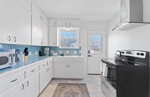 Chic 2BR Highland Retreat Near UT and Downtown, Free Parking by Austin Vacay - Foto 2