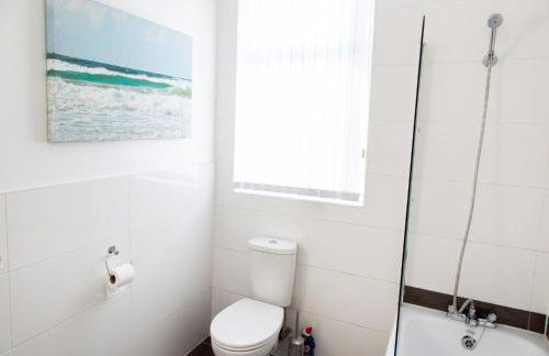 4 Bedrooms Spacious House With 2 Bathrooms Free Parking - sleeps up to 10 guests - Foto 37