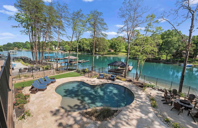Black Bear Lodge by Avantstay Lakefront, Dock, Pool, Theater Sleeps 20+ - Foto 52