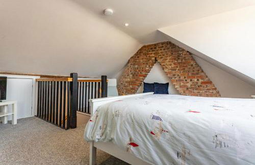 Dog Friendly Cosy Coastal Cottage with Sea Views - Photo 13