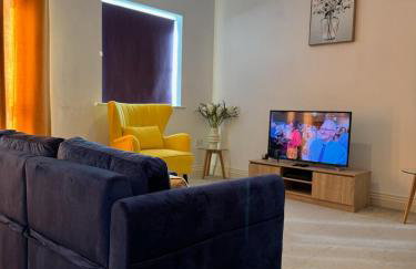 Three-bedroom modern family home by the pond with free parking - Photo 38