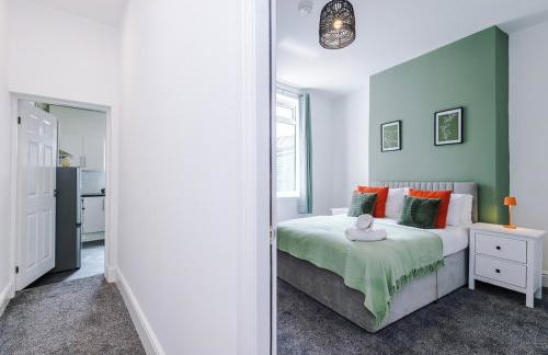 NEW! Modern 3-Bed House, Free Parking, Fast Wi-Fi & Easy Manchester Access - Foto 6