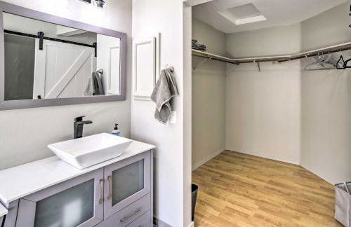 Charming Chester Home with Furnished Porch! - Foto 12