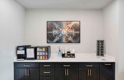 Washer & Dryer with Free Underground Parking with a Pool - Foto 10