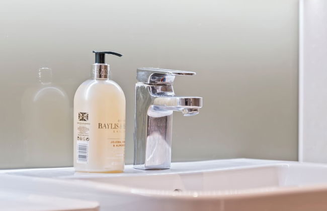 Elegant 2 Bed Apartment Within Many Attractions - Foto 20