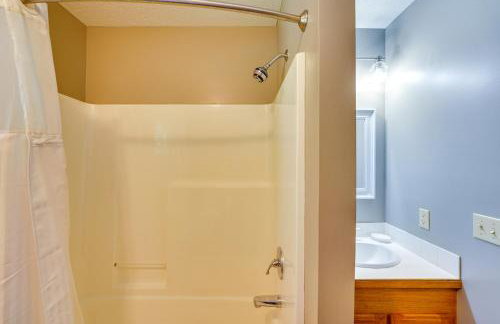 Flippin Home with Fire Pit Walk to White River! - Foto 12