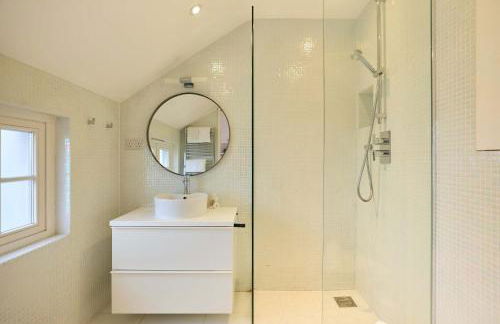 The Clapham Crib - Spacious 4BDR House with Patio - Photo 71