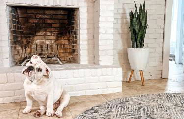 2 Blocks to riverfront | 48" Firepit | Turf Yard - Foto 28