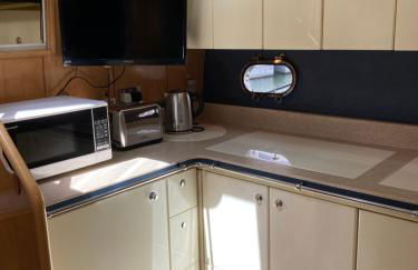 Entire Boat at St Katherine Docks 2 Available select using room options - Photo 18