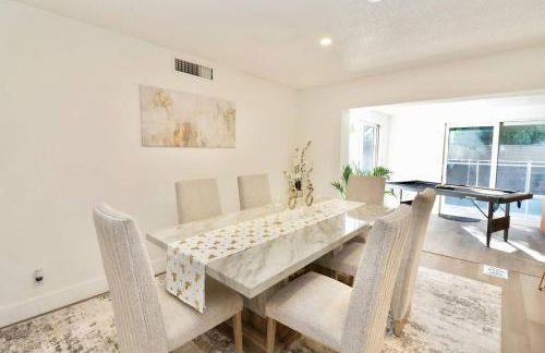 Luxury Oasis Getaway w/pool 15 mins from beach - Foto 37