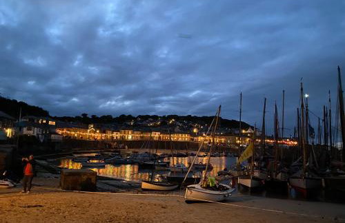 The Old Gallery - Charming Coastal Escape For Two - Photo 39