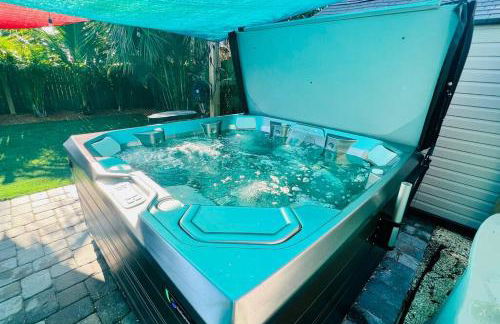 Luxury 2/2 private oasis w/Hot Tub walk to Beach - Foto 34