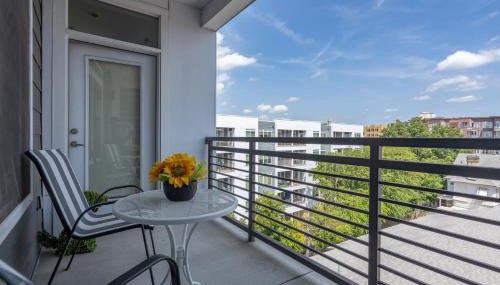 Top Floor City Views! King Bed Pool Gym Free Parking - Foto 3