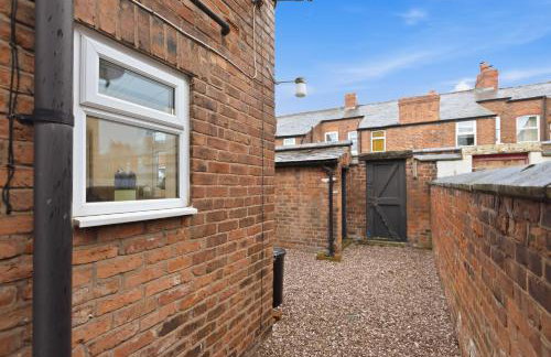 Two Bed Hoole House Great for Contractors - Photo 26