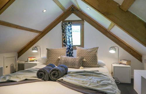 Escape to an Idyllic Countryside Couple's Retreat - Photo 4