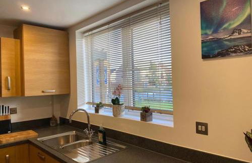 Homely, Cosy & Contemporary 4 BDR house with Garden & Parking 5 mins drive to Addenbrookes & Papworth hospitals & Bio Medical campus - Foto 19