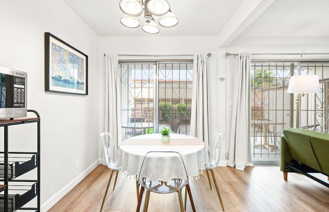 Modern Cozy Retreat Stylish Stay With Patio Parking - Foto 17