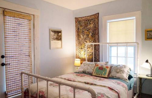 Enchanted Woodstock Cottage with hot tub - Foto 10