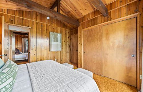 Pet & Kid Friendly Cozy Cabin, BBQ, Firepit, Outdoor Dining, Forest Views - Photo 27