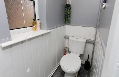 Comfy stays, Rotherham for contractors & Families, spacious, conservatory, free parking, wifi, 3BDR - Foto 30