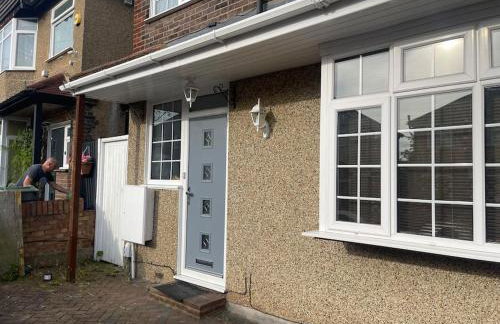 Luxurious Detached Holiday House Free Parking near Airport Town Centre Railway Station - Foto 45