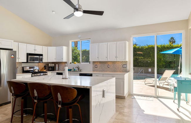 The Palms- Pool Jacuzzi and Pet Friendly - Photo 2