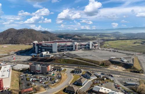 New 3BR Raceday Retreat - Steps from Speedway - Foto 26