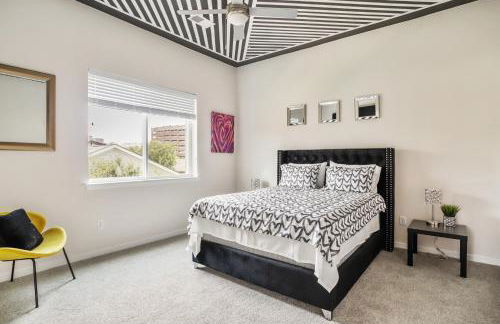 Lux House Of Champagne 2BR 2BA Free Parking & Wifi - Photo 3