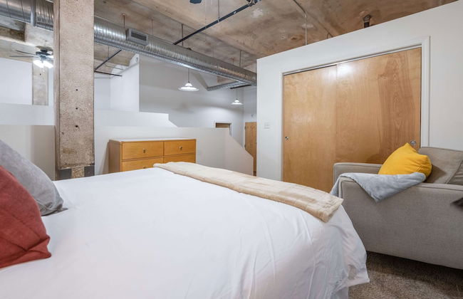 Luxury Historic Loft with Gym - Photo 35