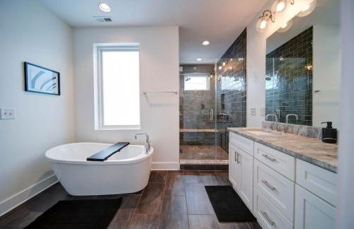 Modern Rooftop Townhome w Hot Tub & Skyline Views - Photo 33