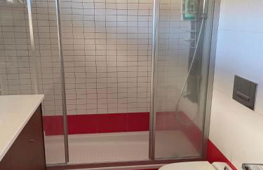 Luxurious and spacious ensuite and lounge with ping pong table - Perfect to rest near the beach - Foto 14