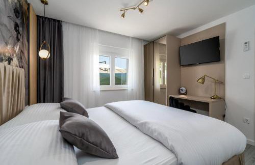 Villa Stella with 32 sqm private heated pool Jacuzzi Sauna Media room 3 bedrooms - Photo 26