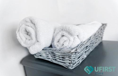 Delightful 3BR Home - Hot Tub - Near Castle, QMC - City Centre & Trent Bridge - Free WiFi & Parking - Sleeps 6 - Foto 37