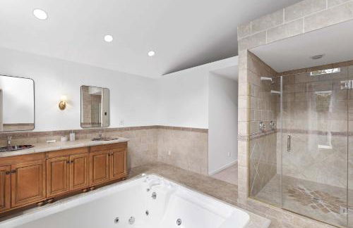 Wainscott Woods by Rove Travel - Luxe Estate with Pool - Foto 29