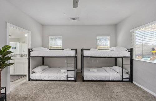 Spacious Home with Private Pool - Photo 55