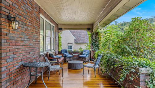 Aunt Bea's Bungalow - Pet Friendly - Hot Tub - Screen Porch - Wifi - Fenced Yard - King Bed - Town - Foto 3