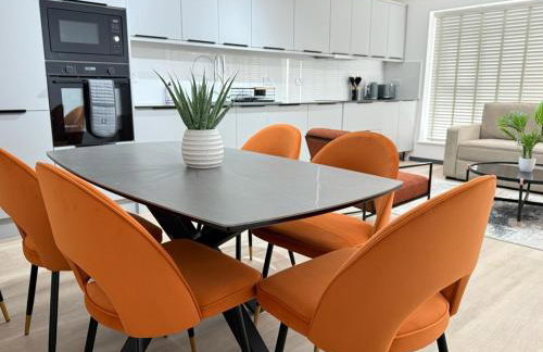 Elegant 2-Bed Apartment with AC, Sleeps 6, Free Parking, Netflix, WiFi, New build - Photo 11