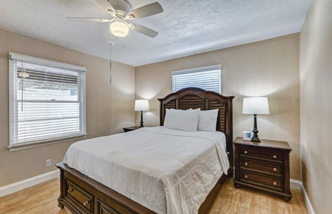 Beautifully Renovated 5 Bedroom with Guest House 5 Home by RedAwning - Foto 4