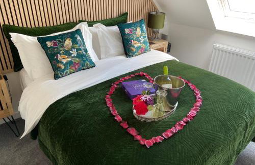 THE HIDEAWAY - LUXURY SELF CATERING COASTAL APARTMENT with PRIVATE ENTRANCE & KEY BOX ENTRY JUST A FEW MINUTES WALK TO THE BEACH, SOLENT WAY WALK, SHOPS and many EATERIES & BARS - FREE OFF ROAD PARKING,FULL KITCHEN, LOUNGE,BEDROOM , BATHROOM & WI-FI - Photo 10