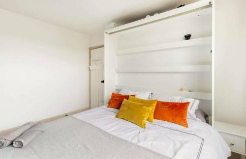 Bright & Stylish 4-Bed Home in the Heart of Morden - Photo 8