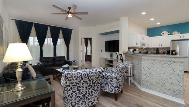 Serene 4-Bedroom Lakeview Retreat with South-Facing Pool & Sun-Drenched Outdoor Living - Foto 2, Immagine principale